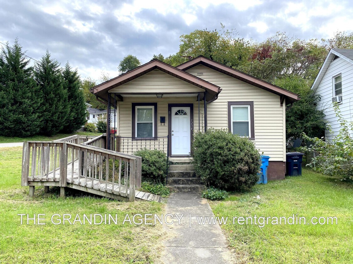 Primary Photo - 1234 Buena Vista Blvd SE