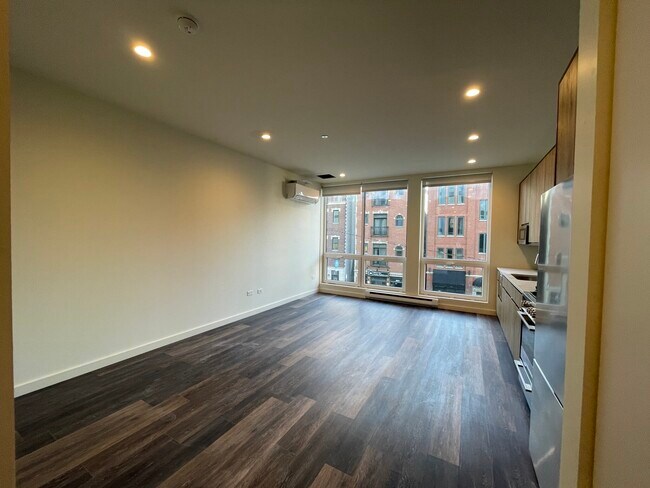 Building Photo - River West - Studio
