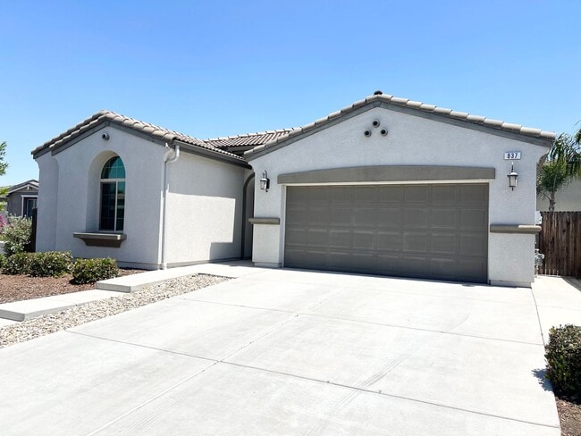 Building Photo - Stunning 3 bed / 2 bath in Gated Community
