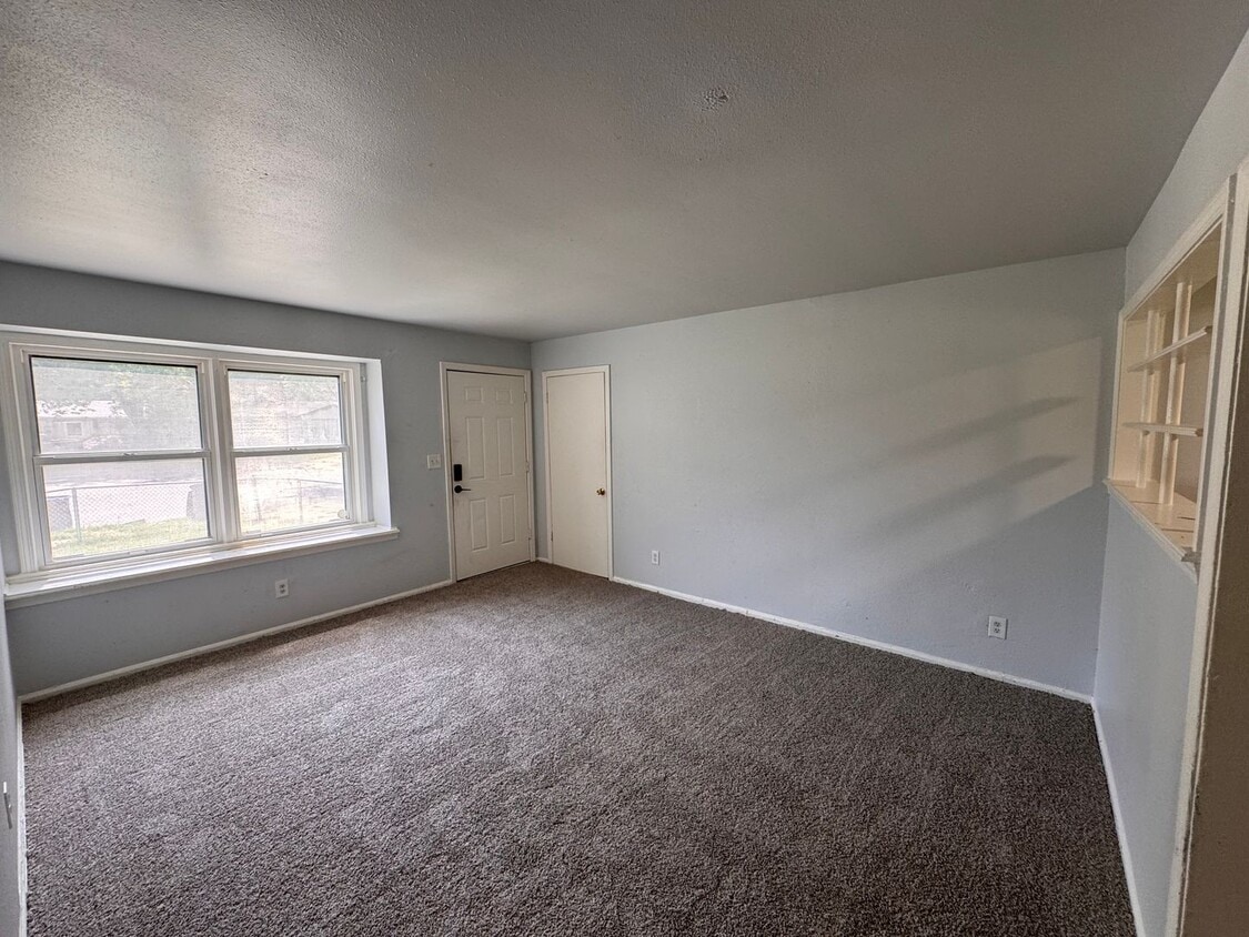 Building Photo - 3 Bedroom Home Large Yard