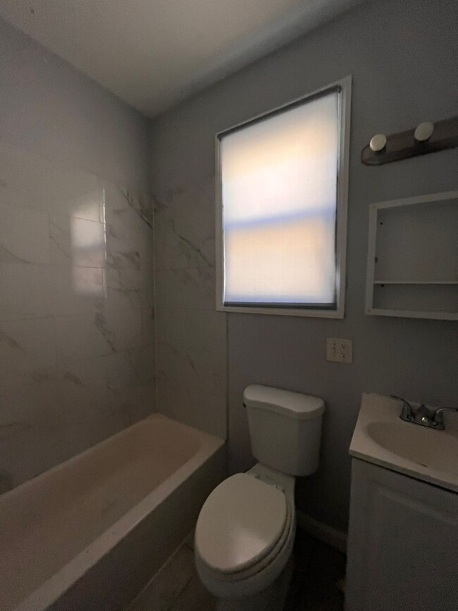 Foto del edificio - 143 Pearsall Ave