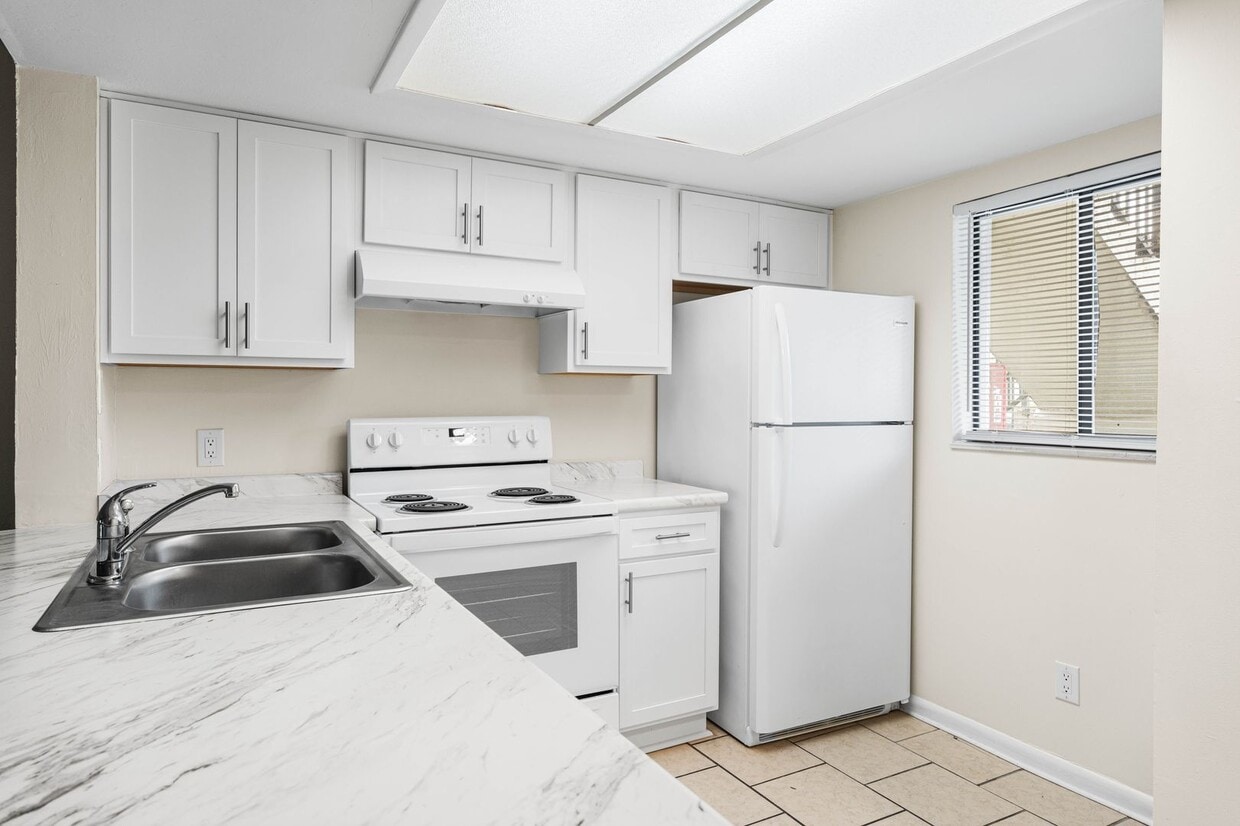Foto principal - Move-In Ready 2 BR/ 2BA Condo on Southside...