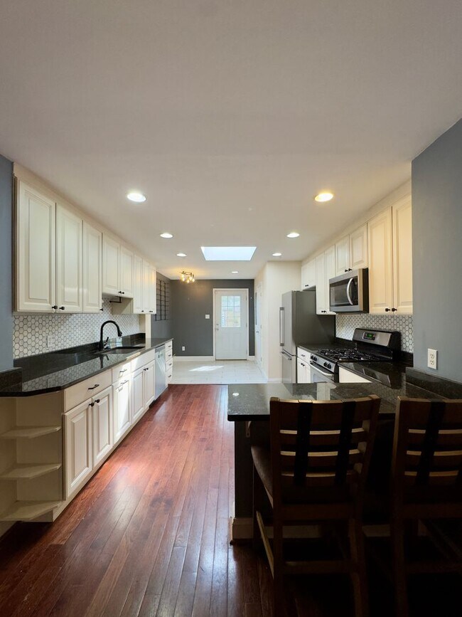 Foto del edificio - Spacious 3Beds/1Bath and Well-Appointed Ho...