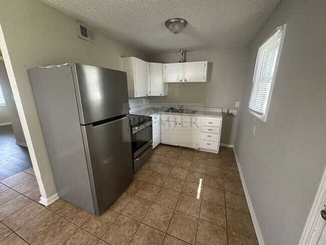 Foto del edificio - 6108 E 153rd Terrace Grandview Cozy 2 Bedr...