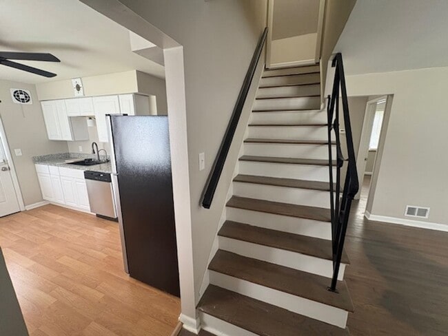 Building Photo - Amazing 4 Bedroom 1 Bathroom available in ...