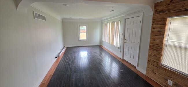 Building Photo - 13501 Vernon Ave
