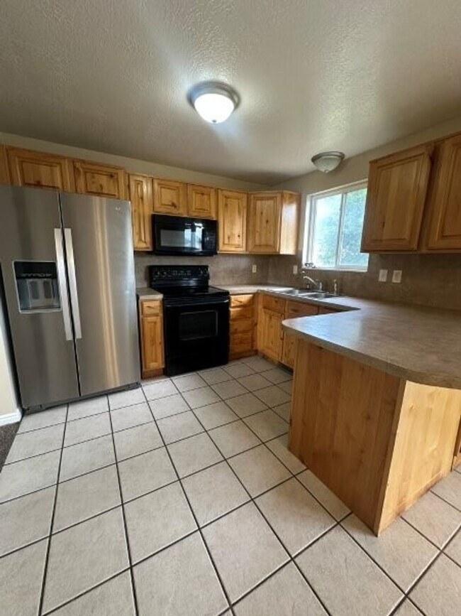 Foto del edificio - Spacious & Affordable! 5 Bed 2 Bath Home f...