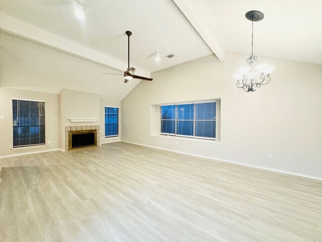 Building Photo - Spacious 3-Bed 2.5-Bath on Northeast Side ...