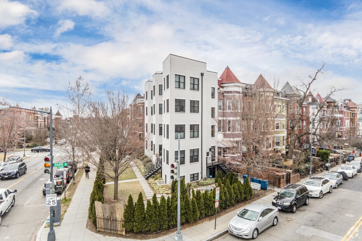 Primary Photo - 1300 Park Rd NW