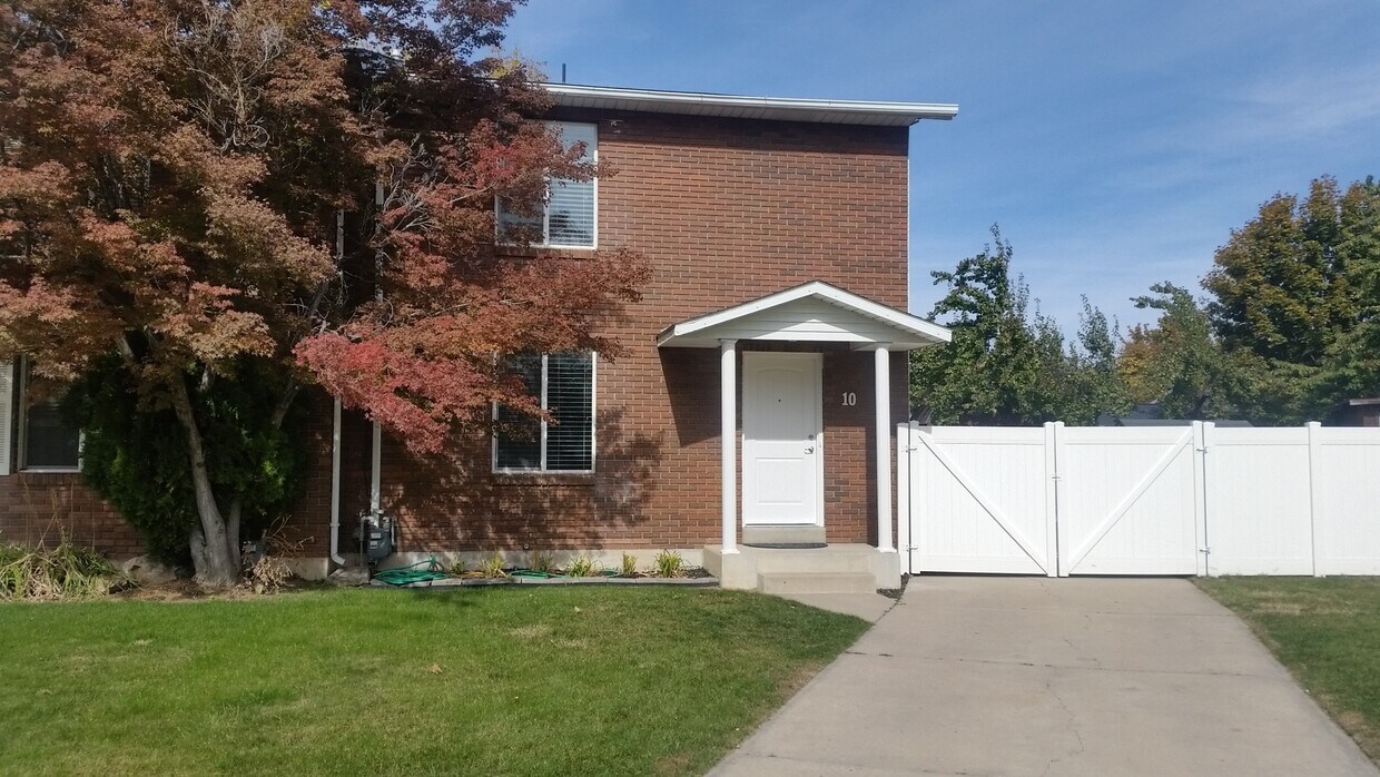 Primary Photo - Beautifully updated town home with fenced ...