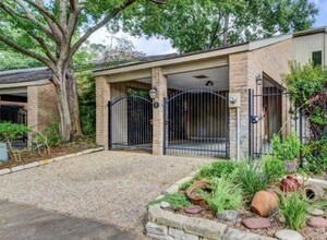 Building Photo - 9400 Doliver Dr