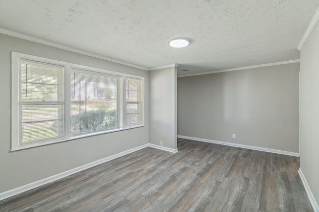 Building Photo - 3040 Woodbine Ave