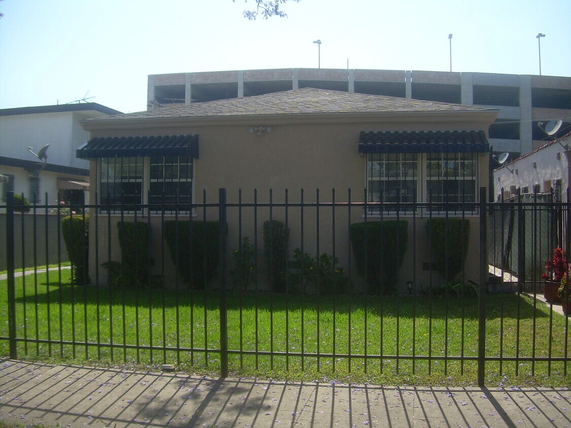 3503 S Bronson Ave Unit 3501, Los Angeles, CA 90018 Apartments in Los