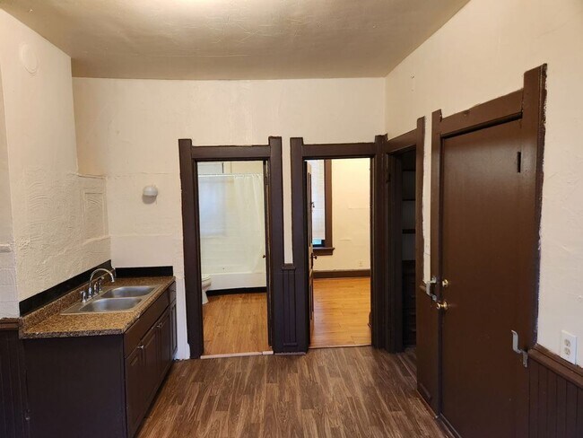 Building Photo - 602WCenterStJ