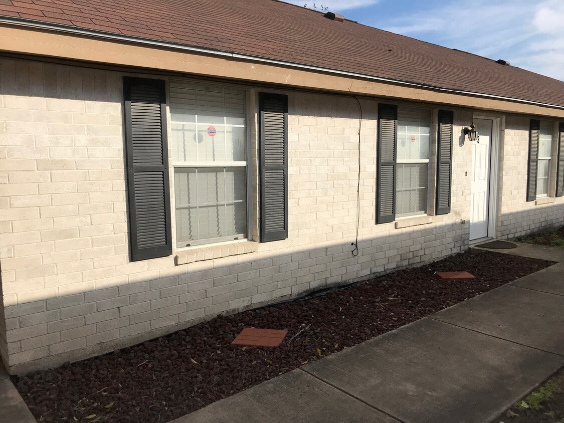 Front of apartment - 1801 Lexington Circle