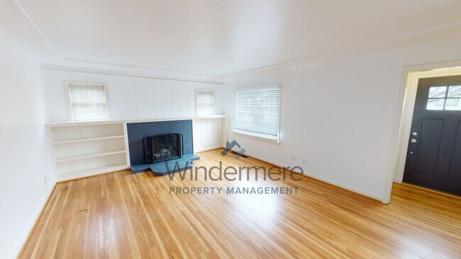 Building Photo - 105 N. Bellevue Avenue *Updated home, Cent...