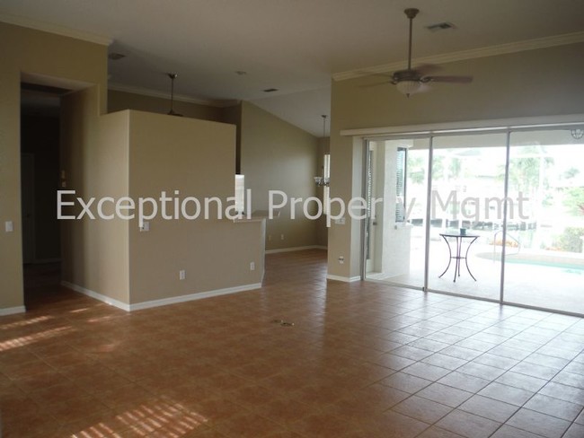 Building Photo - 4000 SW 27th Ct