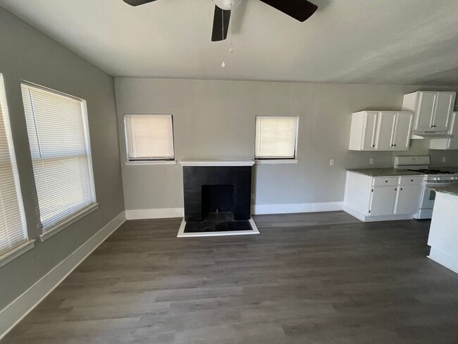 Building Photo - 3 bedroom, 2 bath