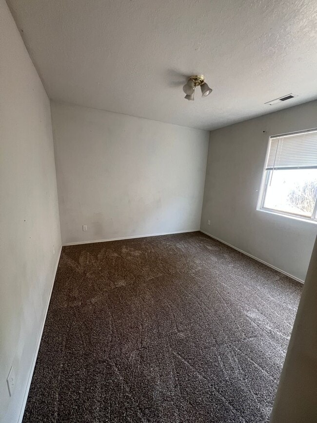 Building Photo - Beautifully refreshed 3 bed 2 bath apartme...