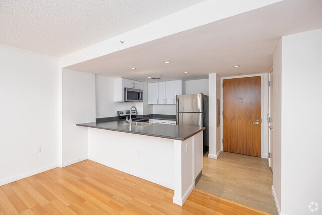 2BR, 2BA - 750SF - Kitchen - Harvard Towers