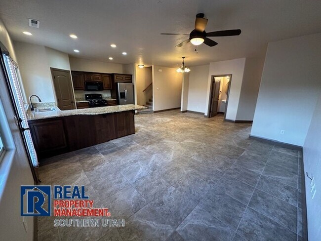 Building Photo - Washington Townhome