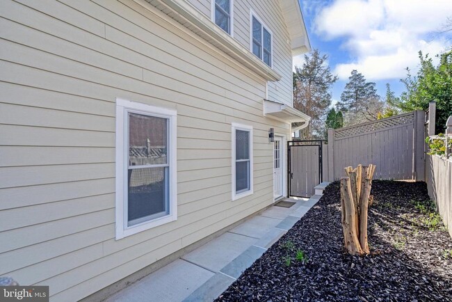 Foto del edificio - 10237 Stratford Ave