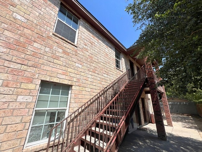 Building Photo - 418 W Plum St