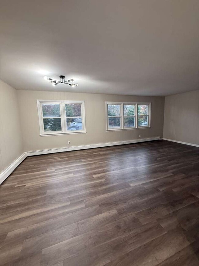 Foto del edificio - 153 Cedar Swamp Rd