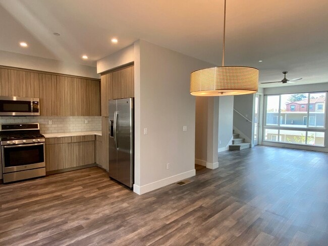 Building Photo - Gorgeous Like-New 3 Bedroom 2.5 Bath Townh...