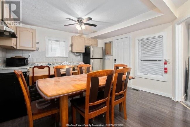 Building Photo - 553 Tournier St