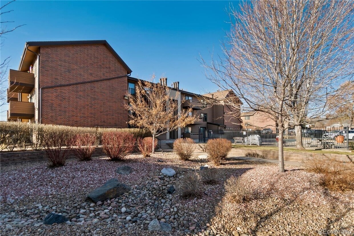 LOCATION LOCATION!! Newly updated 1-bed, 1... - LOCATION LOCATION!! Newly updated 1-bed, 1...