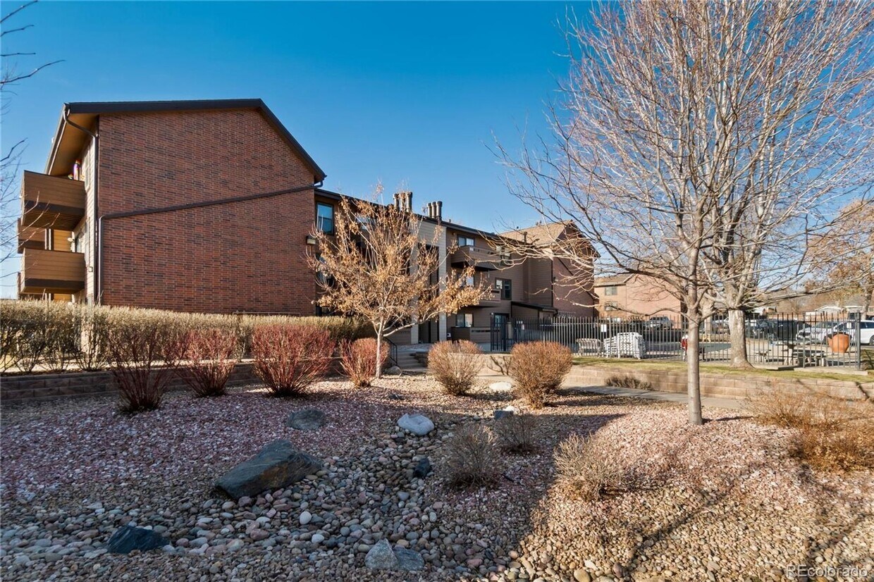 Foto principal - LOCATION LOCATION!! Newly updated 1-bed, 1...