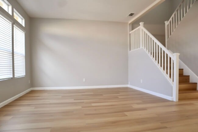 Building Photo - Beautifully Spacious 3-bedroom townhome in Fremont – Gated community!