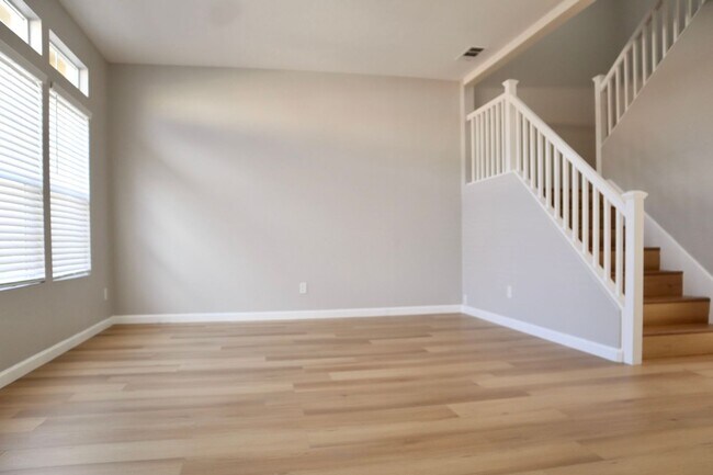 Foto del edificio - Beautifully Spacious 3-bedroom townhome in Fremont – Gated community!