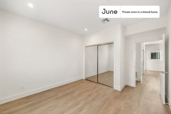 Building Photo - Private bedroom in 4 bed/4 bath Home