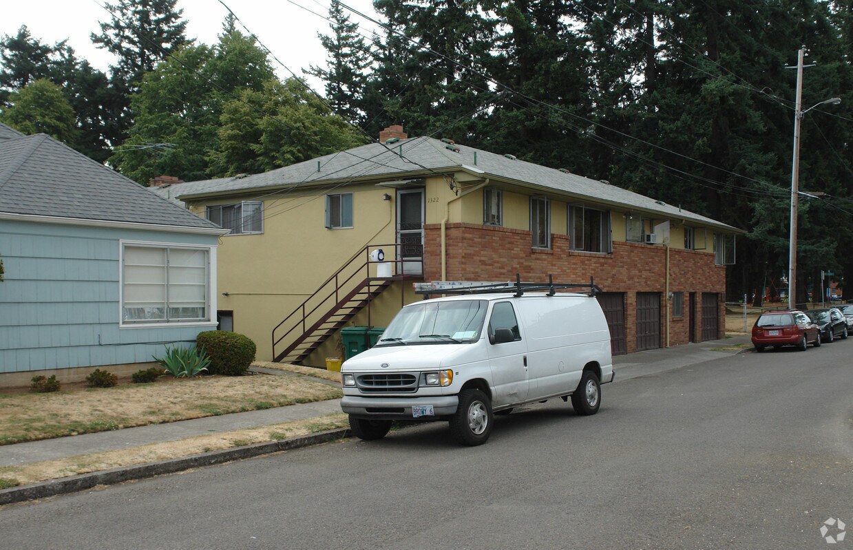 Foto del edificio - 1320-1328 NE 55th Ave