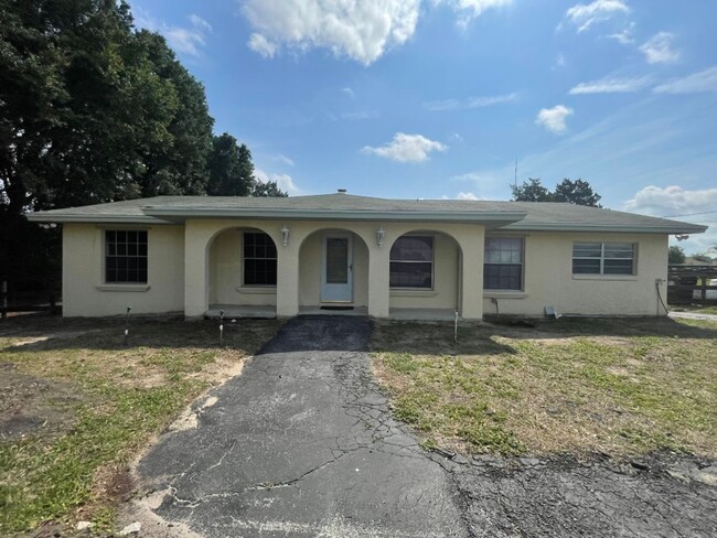 Building Photo - Gorgeous 4 BR country estate home with poo...