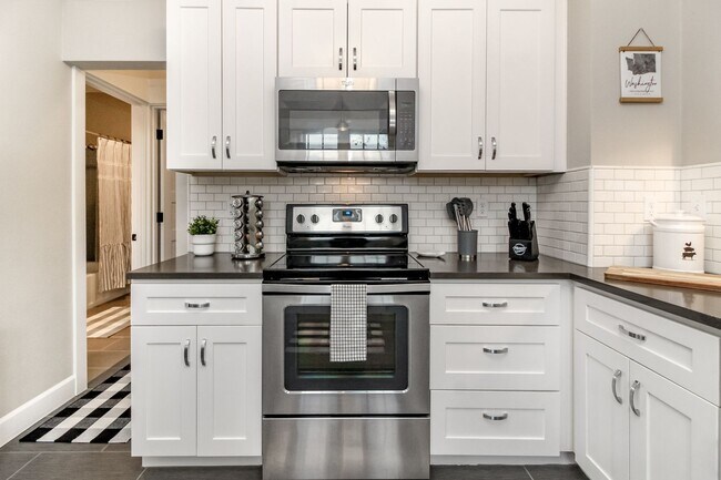 Building Photo - Updated 3 bedroom 1.5 bath + Office in Nor...