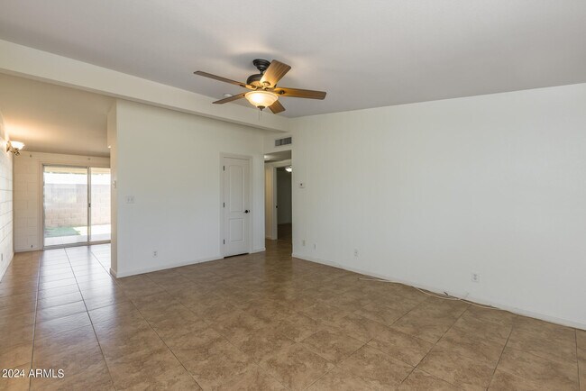 Foto del edificio - 7025 E Wilshire Dr