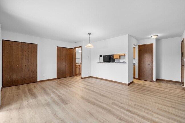 Foto del edificio - RENOVATED Lower Studio Apartment Is Available