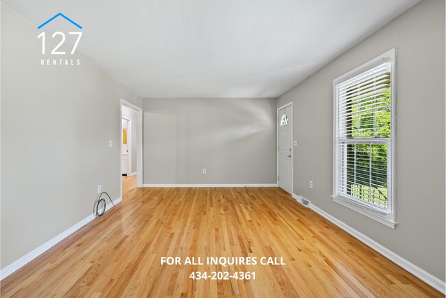 Foto del edificio - Spacious 4-Bedroom Home with Dual Kitchens...
