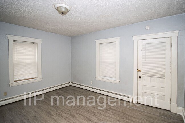 Foto del edificio - Cute and clean 1 bedroom unit in the heart...
