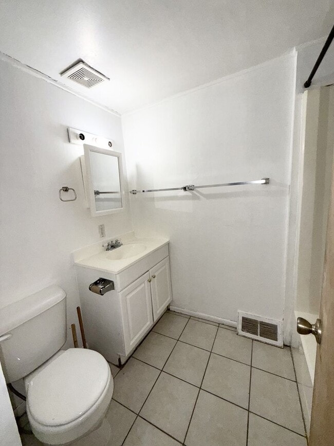 Building Photo - 1231 1/2-1409 1/2 18th Ave