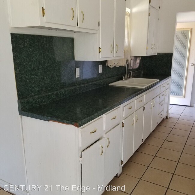 Building Photo - 4 br, 2 bath House - 300 Hickory Ave
