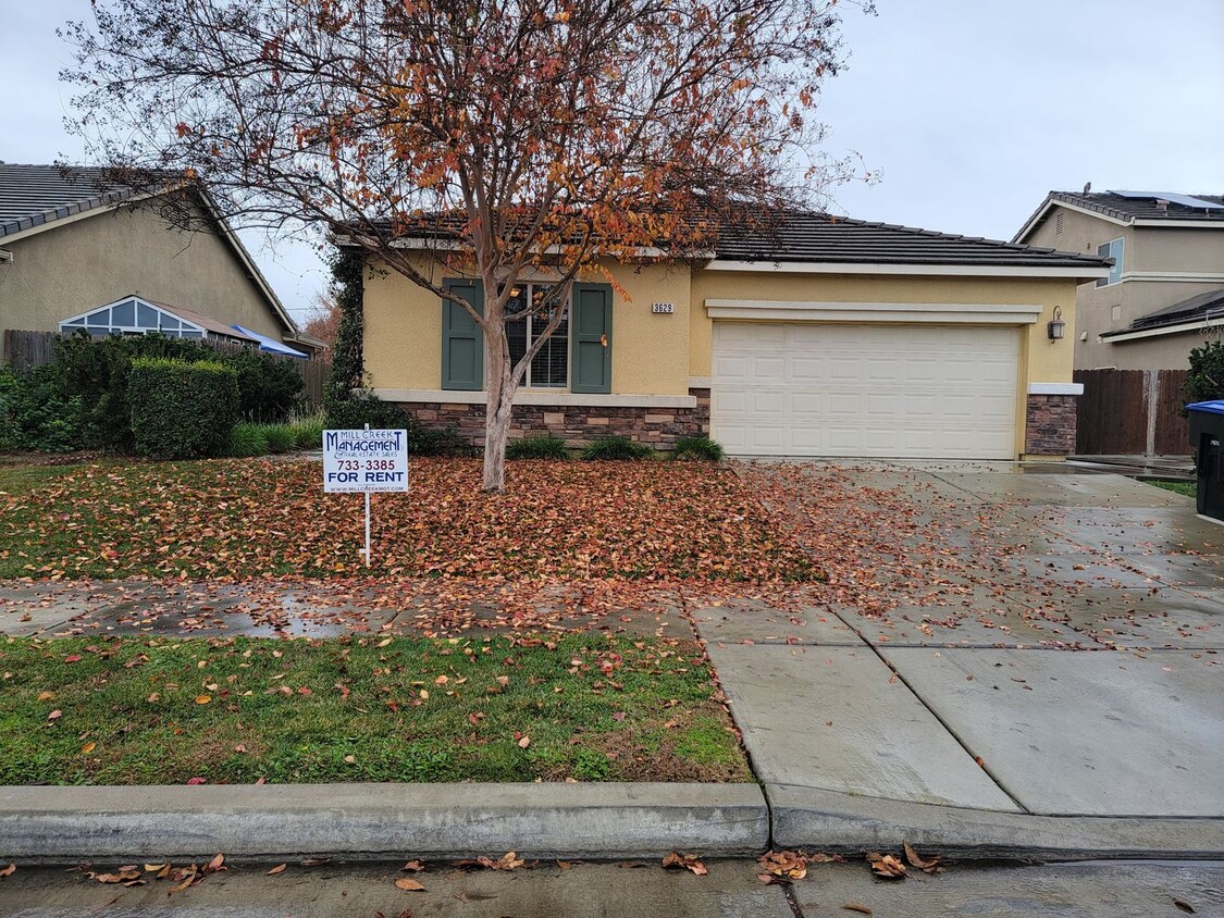 Foto principal - 4 bedroom 2 bathroom in NW Visalia!