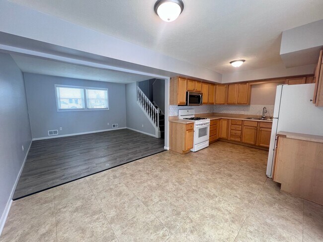 Foto del edificio - Updated 2 Bedroom Side by Side Duplex!