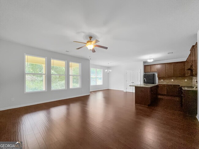 Foto del edificio - 140 Daisy Cir