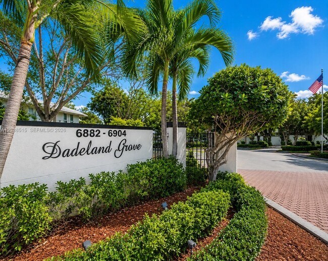 Foto del edificio - 6904 N Kendall Dr