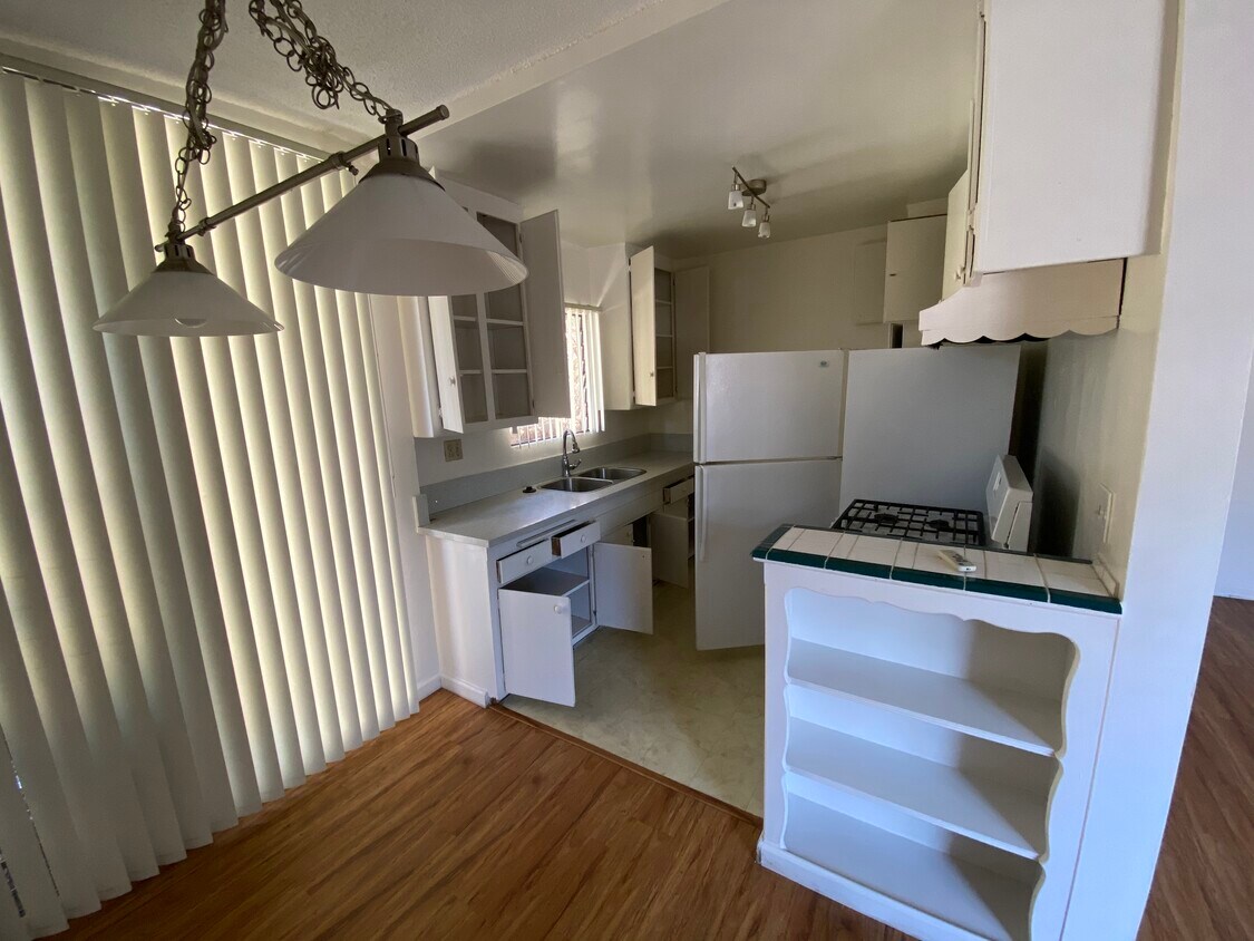 Foto principal - 1227 N Genesee Ave