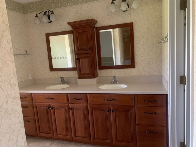 Building Photo - 2 Bed / 2.5 Bath Condo on Golf course. all...